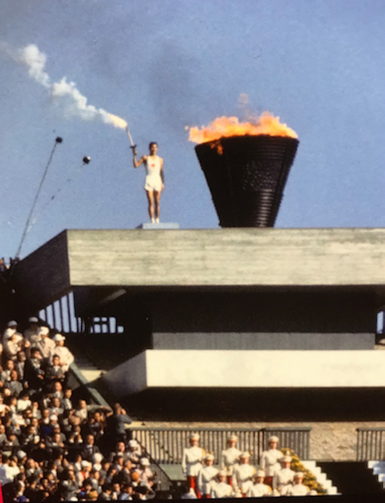 第18 屆奧林匹克運動會1964 年10 月10 日在東京霞丘國立競技場點燃大會聖火。(攝自日本奧林匹克博物館,時報出版提供)
