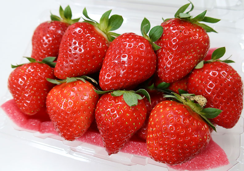 草莓表皮脆弱,清洗時要特別留意。