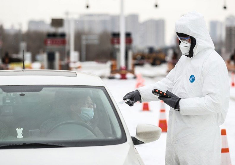 瀋陽市公安局渾南分局警察在瀋丹高速瀋陽站出口檢查司乘人員身分訊息，防堵疫情。新華社