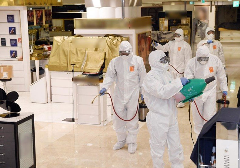 韓國釜山的百貨商場，25日進行大消毒。新華社