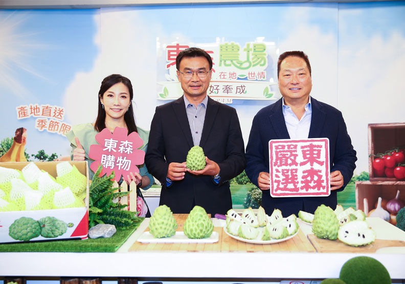 農委會主委陳吉仲(中)與東森購物董事長王令麟(右)一同現身購物台叫賣水果。東森購物提供
