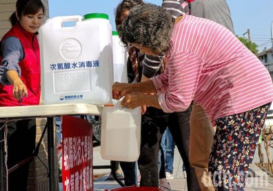 學生全身噴次氯酸水消毒，皮膚科醫：亂噴可能傷害愈大