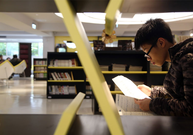 龍華科大在2018年花了6000萬翻新圖書館。陳之俊攝