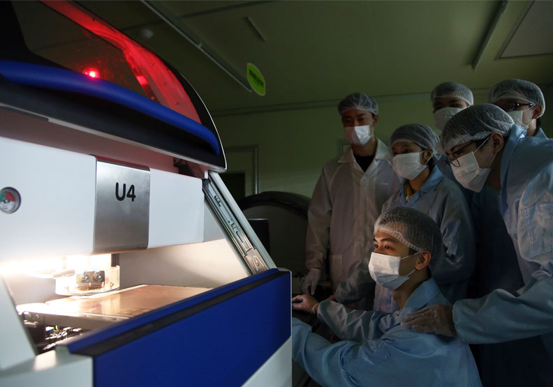龍華科大透過產學合作推動研究，形成企業、老師、學生三贏的正向循環。陳之俊攝