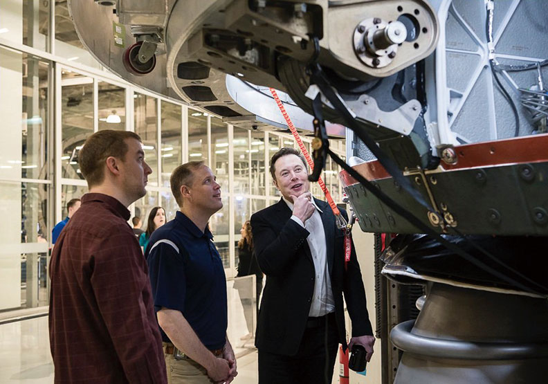 馬斯克於SpaceX總部。取自@nasahqphoto twitter