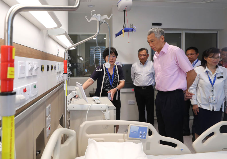 新加坡總理李顯龍前往醫院視察。取自Lee Hsien Loong臉書