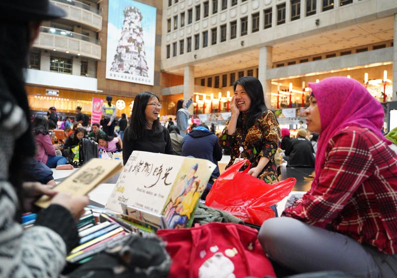 台北車站是熱門的移工聚會及活動地點。