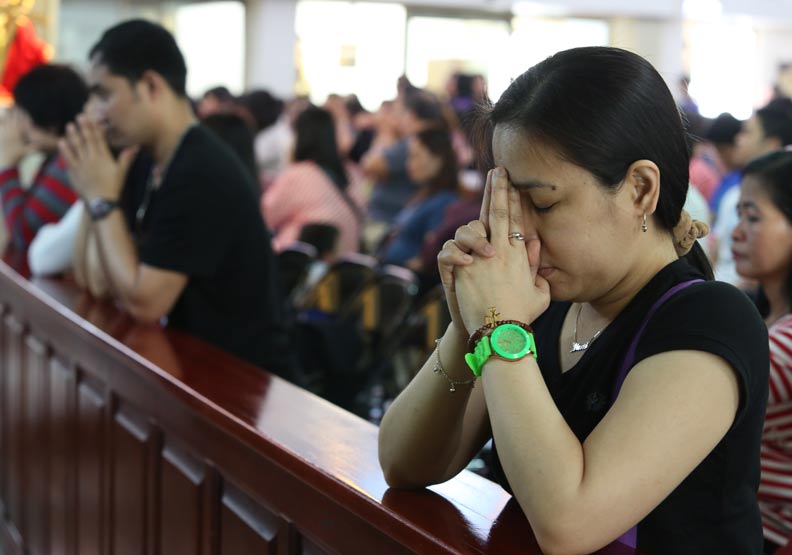 天主教會新竹教區神父昨配合新竹市府關懷移工行程,前往移工宿舍為移工禱告。