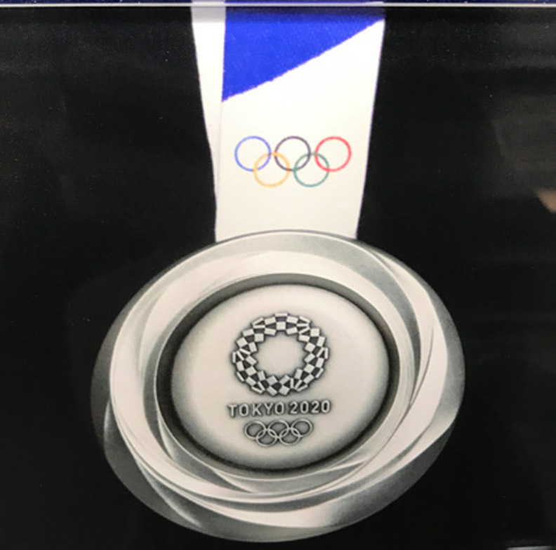 2020 年東京奧運會銀牌, 直徑8.5 公分, 重量550 公克。(攝自日本奧林匹克博物館)