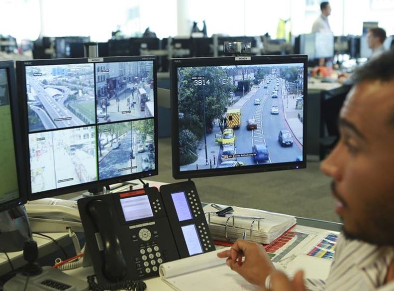 除了協助維持治安,科技監控系統也常被運用於城市交通面向。