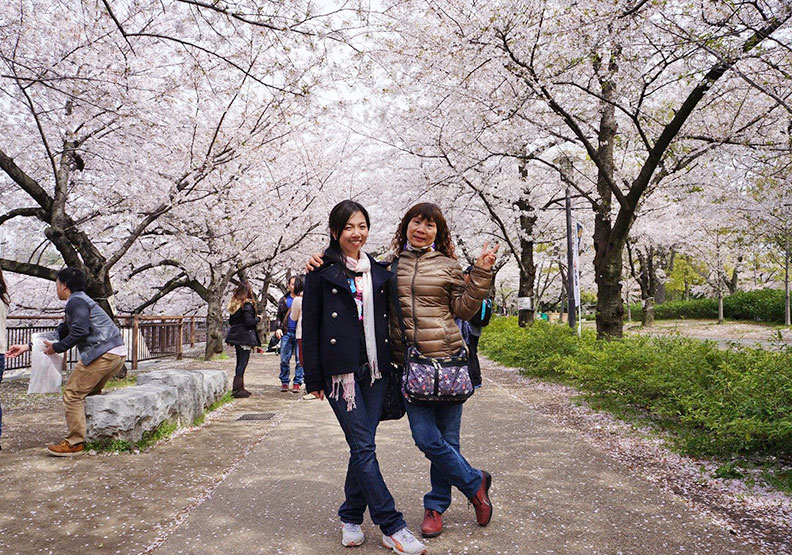 星希亞(左)與媽媽到京都賞櫻;圖/原水文化提供。