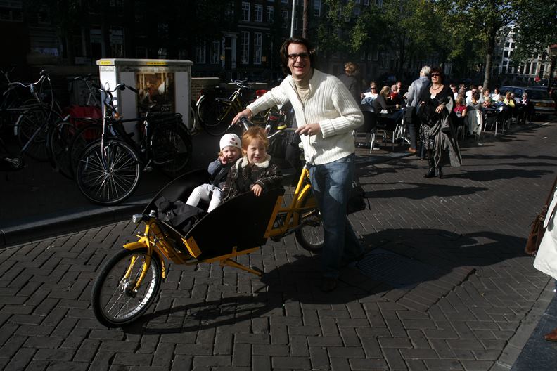 荷蘭民眾習慣以單車做為主要交通工具,值得同樣地小人稠的台灣城市學習。