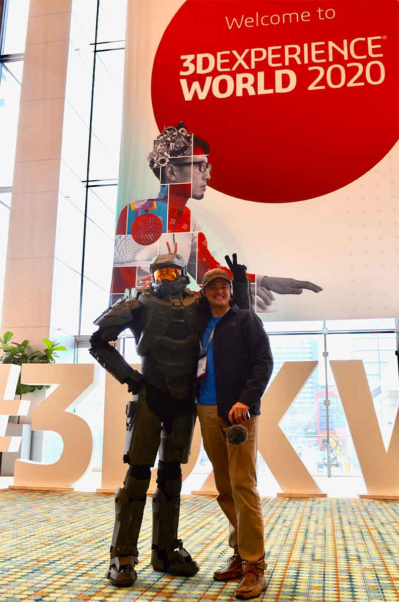 3D列印的服裝在會場吸引不少人爭相合照,圖右為人物的設計者布萊德·湯普森(Brad Thompson)。