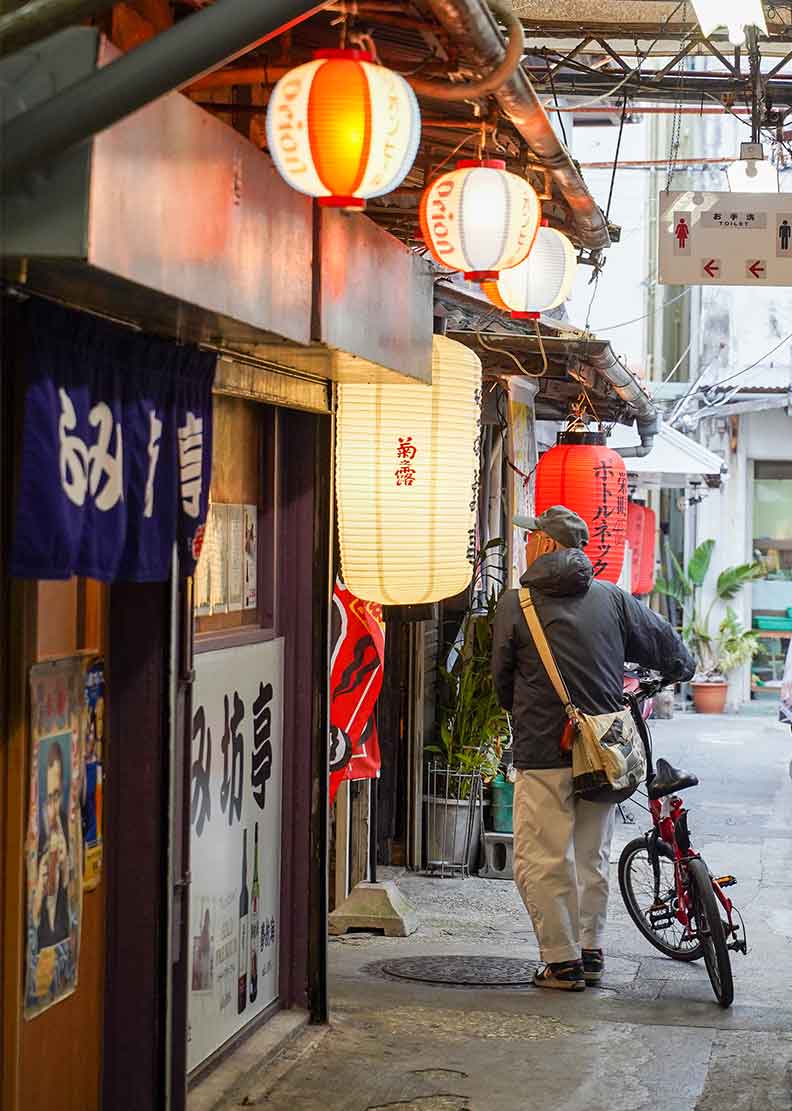 榮町市場可見到當地居民往來出沒，在地生活感十足。