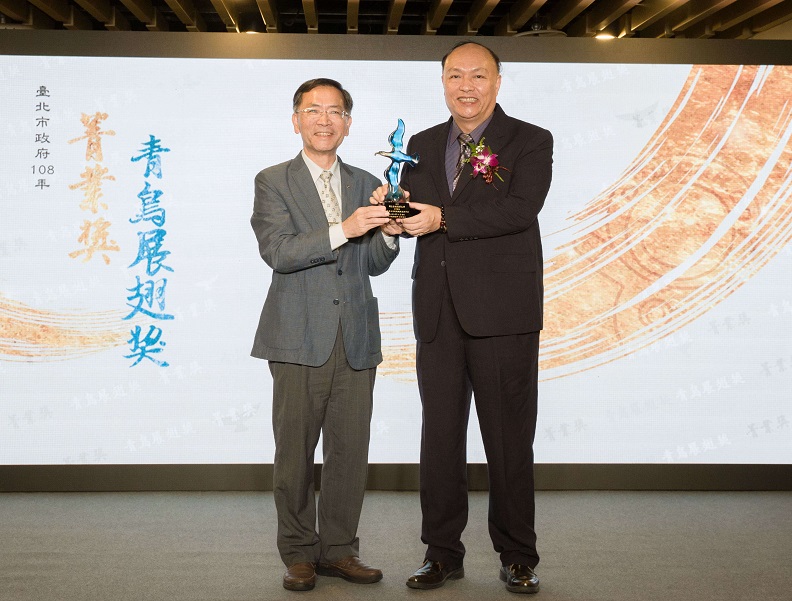 臺北市副市長蔡炳坤頒獎給國立臺北商業大學張瑞雄校長。北商大學校相關單位在輔導學生就業上的成效相當不錯，成為全國唯一連續四年榮獲此獎的大專院校。