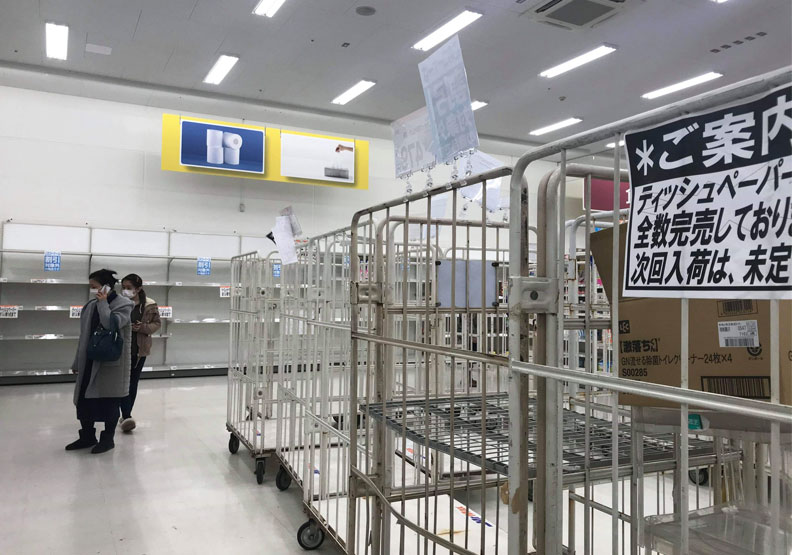 日本超市的日常生活用品都被搶購一空。取自@MoraLomonte twitter