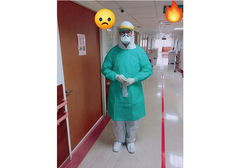 蘇一峰醫師身穿全套隔離服。取自蘇一峰臉書