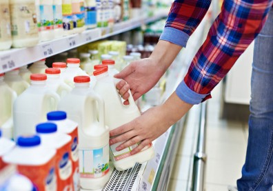 低脂鮮乳營養不比一般鮮乳少！營養師：這 4 種人更適合喝