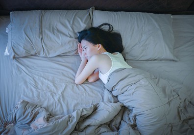愈想睡愈睡不著，生活壓力讓睡眠亂了套！醫師剖析壓力荷爾蒙分泌 3 階段
