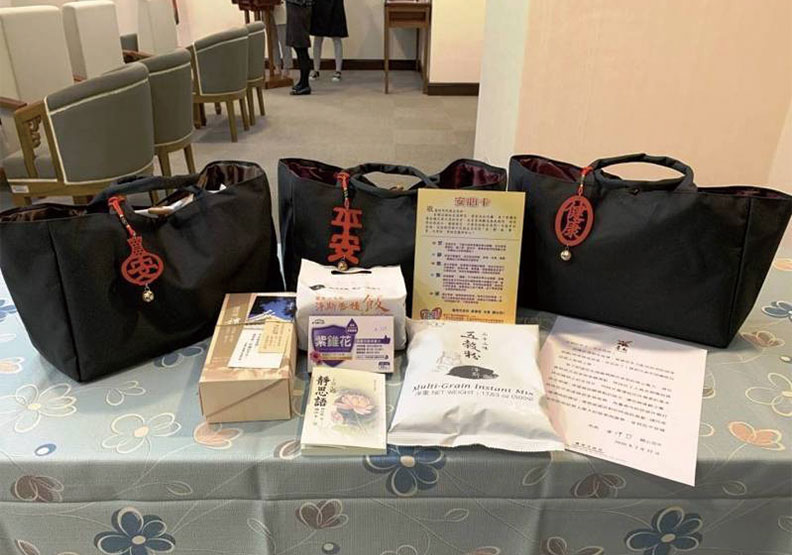 慈濟基金會捐贈1300個「安心祝福包」給台南市政府,包含五穀粉、靜思穀糧、靜思語小本單冊、香積飯、保健品、愛心關懷吊飾、祝福卡片,另外還有台南市長黃偉哲親擬的關懷信。台南市社會局提供