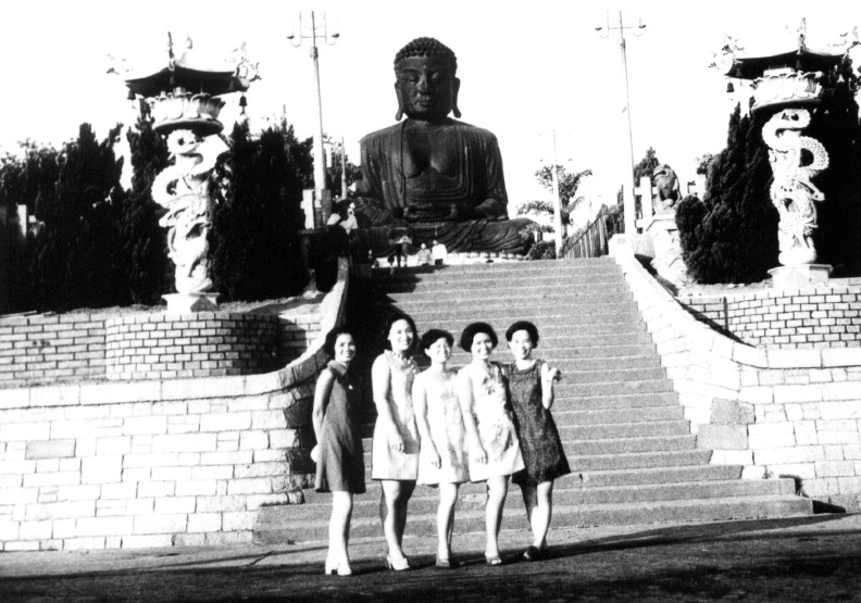在地標景點八卦山大佛前合影,是早期許多人的共同回憶。彰化文化局提供