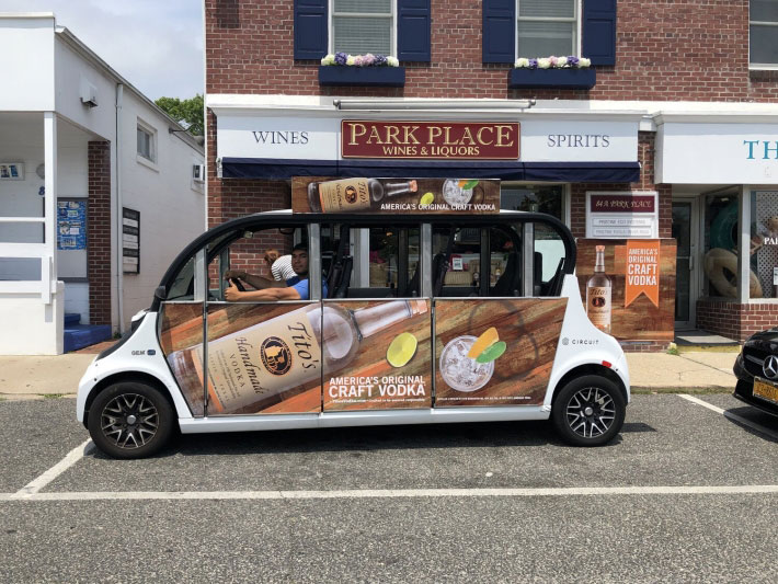 Circuit 於接駁車上刊登特定公司的廣告以賺取廣告利潤。圖片來源:Circuit