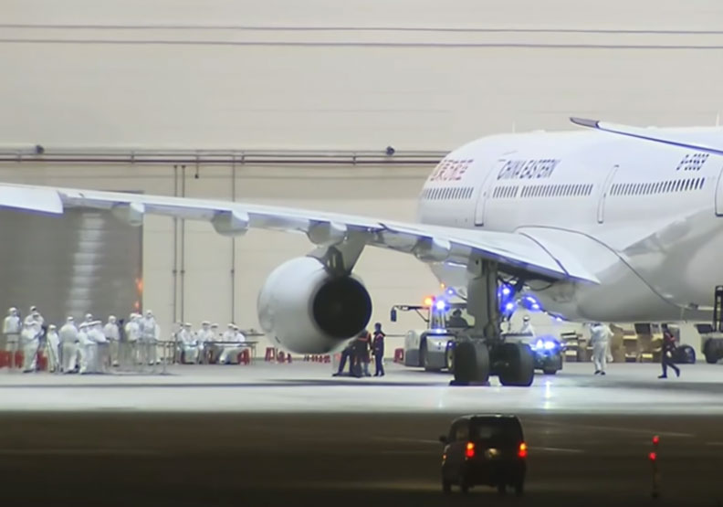 首批武漢包機返台。擷取自YouTube