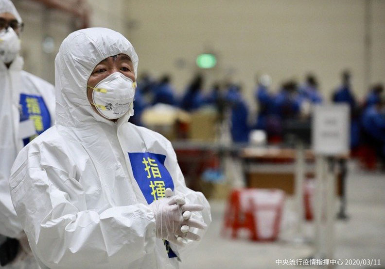 中央流行疫情指揮中心指揮官陳時中全程在桃園機場親自坐鎮指揮第二批武漢包機返台相關事宜。中央流行疫情指揮中心提供
