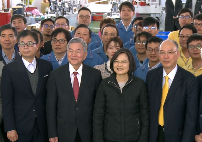 左起依序為瀧澤科技總經理戴雲錦、經濟部長沈榮津、總統蔡英文、工具機公會理事長許文憲。擷取自蔡英文 Tsai Ing-wen臉書