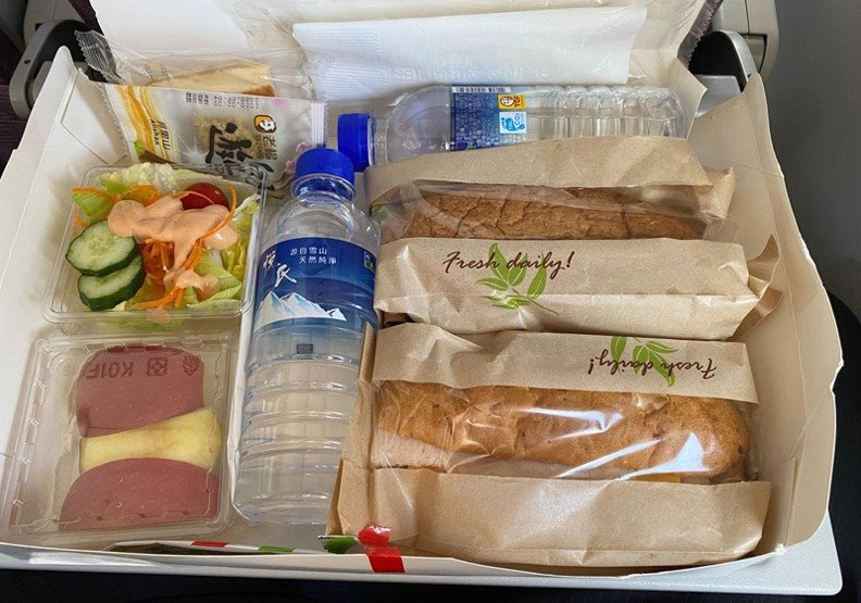 黃元德說，餐盒雖然有礦泉水，但大家都不敢喝。黃元德提供