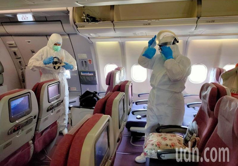 醫護人員必須穿防護衣長達10個小時。黃元德提供