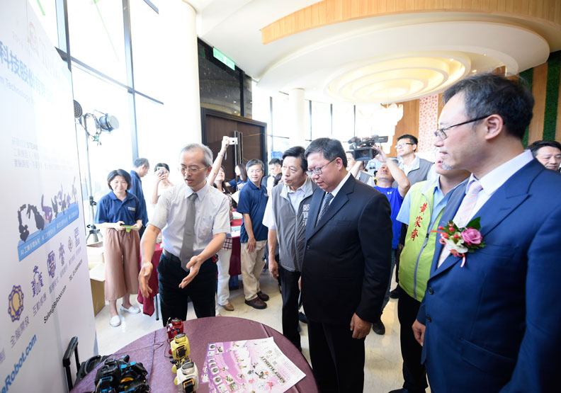 桃園市長鄭文燦(右2)和資科局長陳崗熒(右1)一同參觀廠商的展出。