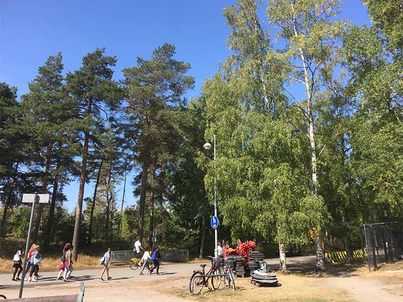 學生在上體育課時也能接觸到大自然。遠流出版提供