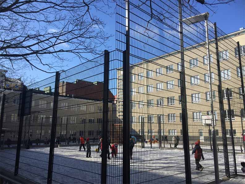 即便在低溫的雪地中，學生們也照常在戶外上課。遠流出版提供