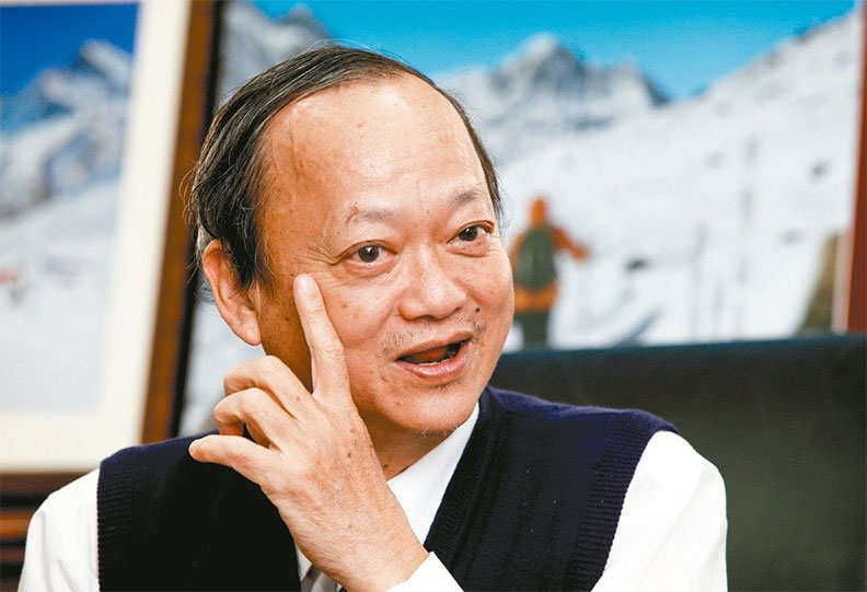 葉金川指指左眼皮,當年發生淋巴癌的位置已經見不到痕跡;取自聯合新聞網。