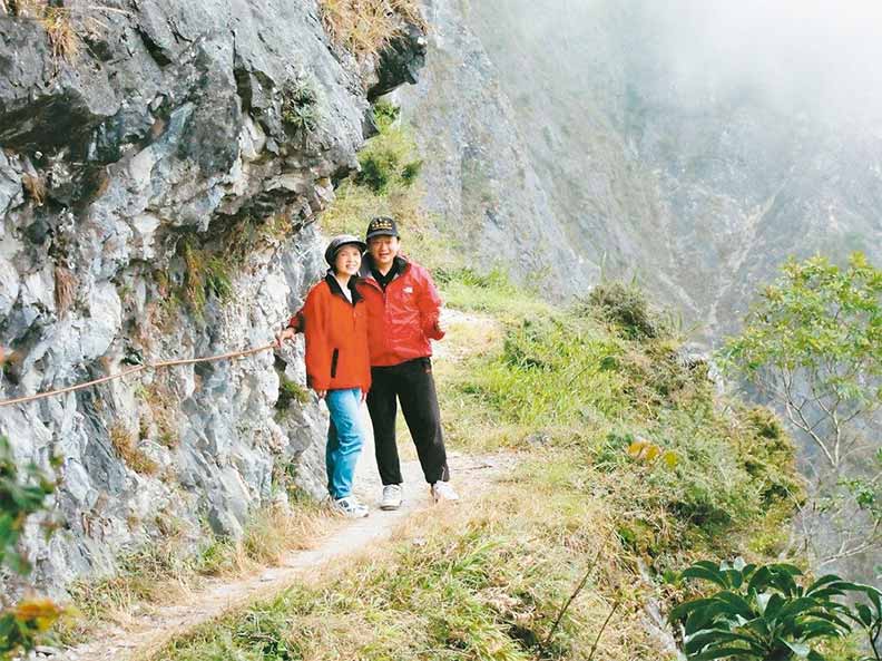 太太張媚(左)是葉金川的最佳夥伴,常相伴健走、玩樂;葉金川提供。