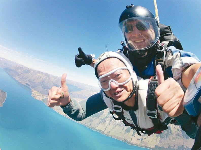 葉金川體驗高空跳傘,在高空上留下他愛玩、敢玩的足跡;董氏基金會提供。
