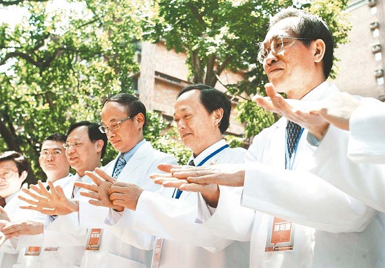 這場景是不是神似新冠肺炎?抗煞時期葉金川(右二)也曾與各大醫院院長宣導洗手防疫;取自聯合新聞網。