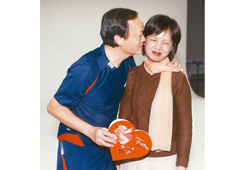 葉金川(左)兩次罹癌都選擇不在第一時間告知太太,先理性處理疾病再說;取自聯合新聞網。