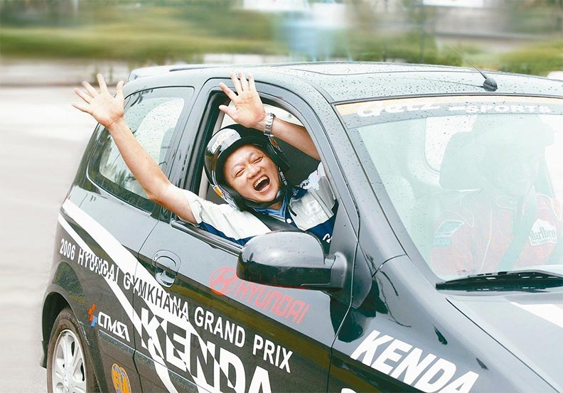 葉老大雖不玩車,但還是玩心不減來一場賽車體驗;取自聯合新聞網。