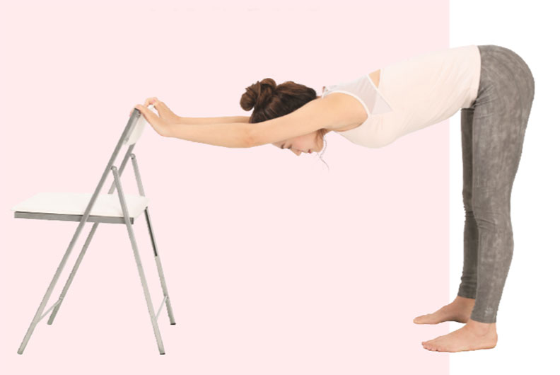 可以利用椅子來輔助。