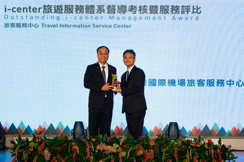 高雄國際機場旅客服務中心榮獲第一層級績優旅客服務中心殊榮。(照片提供:交通部觀光局)