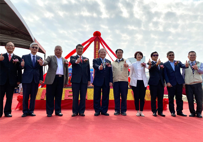圖／美喆投資設立石塑地磚生產線。左4起為內政部部長徐國勇、陳本源董事長、台南市長黃偉哲、投資台灣事務所營運長何坤松（右3）。