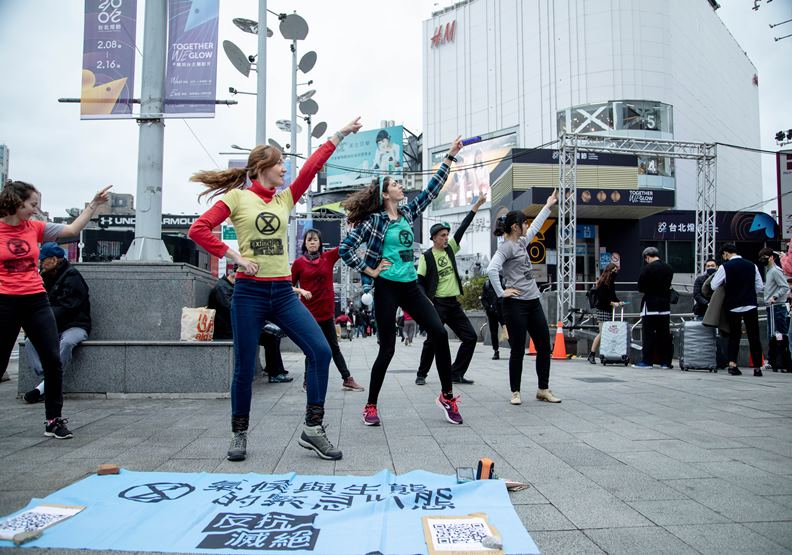 你聽過「反抗滅絕」嗎？他們的抗爭和訴求為何這麼另類？