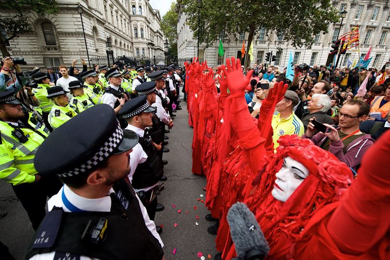 反抗滅絕的示威手法充滿視覺震撼,經常攻佔媒體版面。(圖片來源:反抗滅絕臉書)