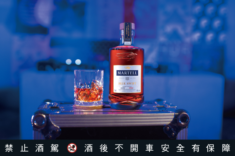 「藍淬燕 Blue Swift」突破干邑的嚴格標準，以美國波本桶進行 V.S.O.P. 干邑的二次熟成，創造出層次豐富的獨特產品