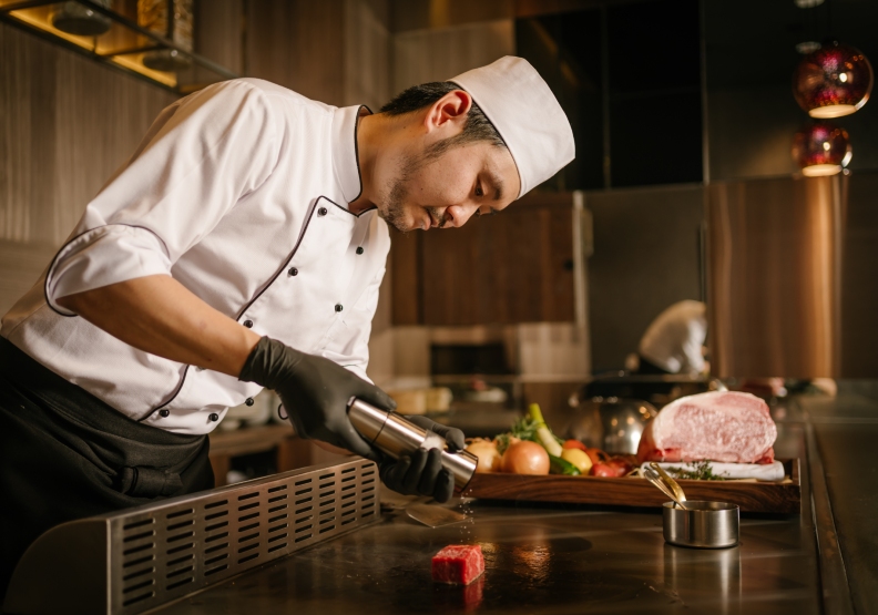 「犇極上BEN Teppan Suprême」邀請法餐主廚坐鎮並引進日本極上和牛，讓頂級食材與法式醬汁技藝融合。