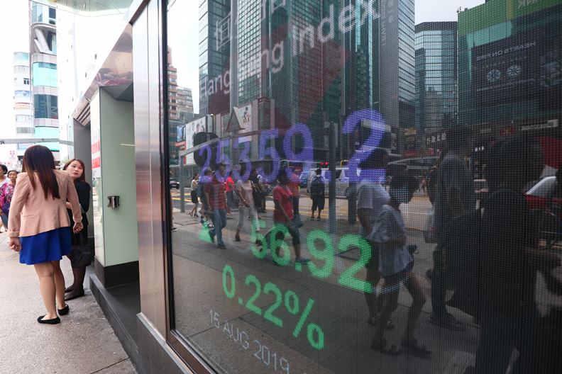 連續蟬聯25年的經濟自由指數冠軍,香港今年首次落居第二。