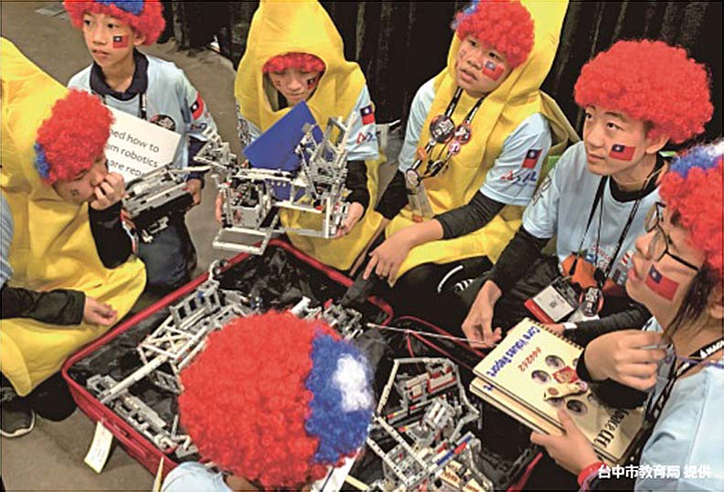 偏鄉學校溪南國中參加世界機器人大賽。（台中市教育局 提供）