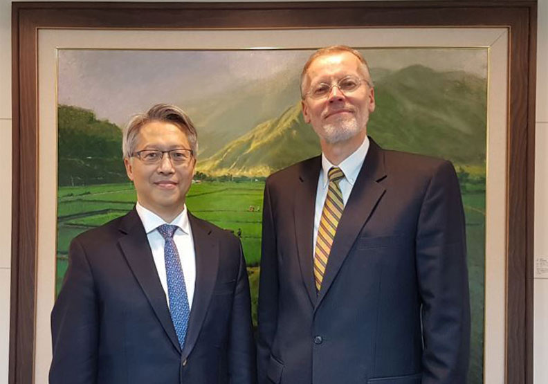 美國在台協會處長鄺英傑（右）與中研院院長廖俊智（左）針對台美雙方如何深化公衛的合作方式進行討論。取自美國在台協會 AIT臉書